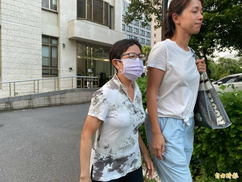赖素如(左)获假释后赴士检向观护人报到。(记者温于德摄) 赖素如(左)获假释后赴士检向观护人报到。(记者温于德摄)