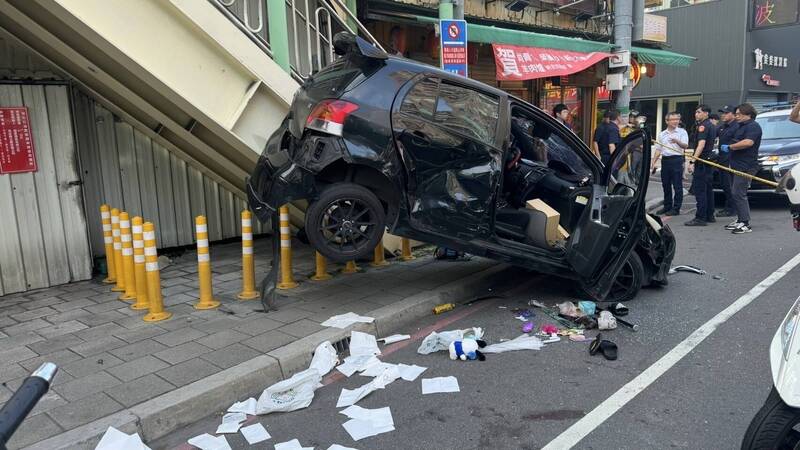 新北市警三重分局今天下午拦截围捕拒停疑犯,一路追至重新、重阳路口,嫌犯驾车试图冲撞员警,两警开7枪压制驾驶林嫌,将腹部中弹的副驾驶朱嫌送医,幸无生命危险。(记者吴仁捷翻摄) 新北市警三重分局今天下午拦截围捕拒停疑犯,一路追至重新、重阳路口,嫌犯驾车试图冲撞员警,两警开7枪压制驾驶林嫌,将腹部中弹的副驾驶朱嫌送医,幸无生命危险。(记者吴仁捷翻摄)