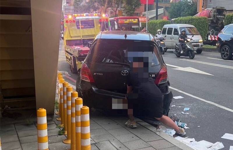 新北市警三重分局今天下午拦截围捕拒停疑犯,2警开7枪压制驾驶林嫌,将腹部中弹的副驾驶朱嫌送医。(记者吴仁捷翻摄) 新北市警三重分局今天下午拦截围捕拒停疑犯,2警开7枪压制驾驶林嫌,将腹部中弹的副驾驶朱嫌送医。(记者吴仁捷翻摄)