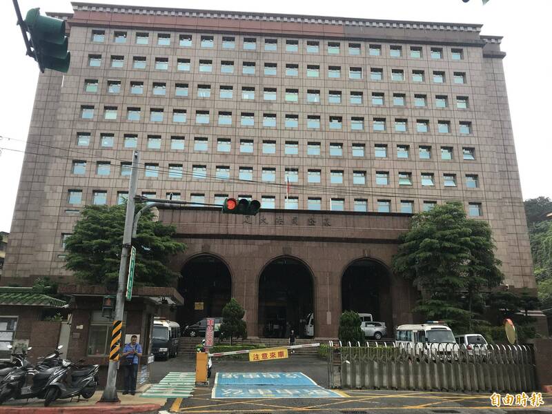 基隆地院法官认定林男未尽夫妻忠诚义务,应赔偿妻子20万元。(记者吴升儒摄) 基隆地院法官认定林男未尽夫妻忠诚义务,应赔偿妻子20万元。(记者吴升儒摄)