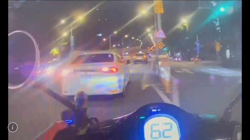 警方发现周男开车左右摇摆。(记者王冠仁翻摄) 警方发现周男开车左右摇摆。(记者王冠仁翻摄)