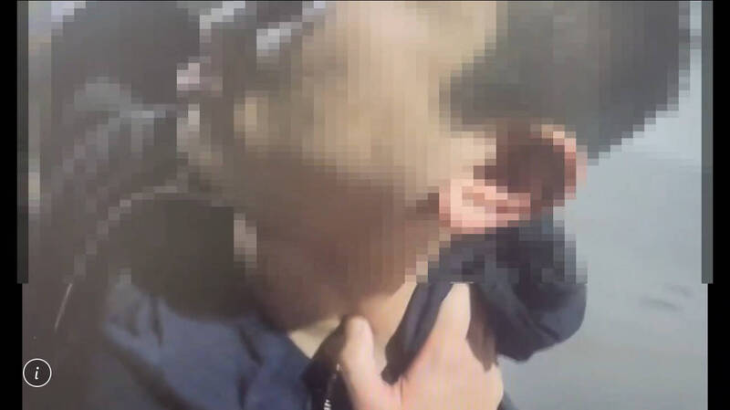 警方逮到周男。(记者王冠仁翻摄) 警方逮到周男。(记者王冠仁翻摄)