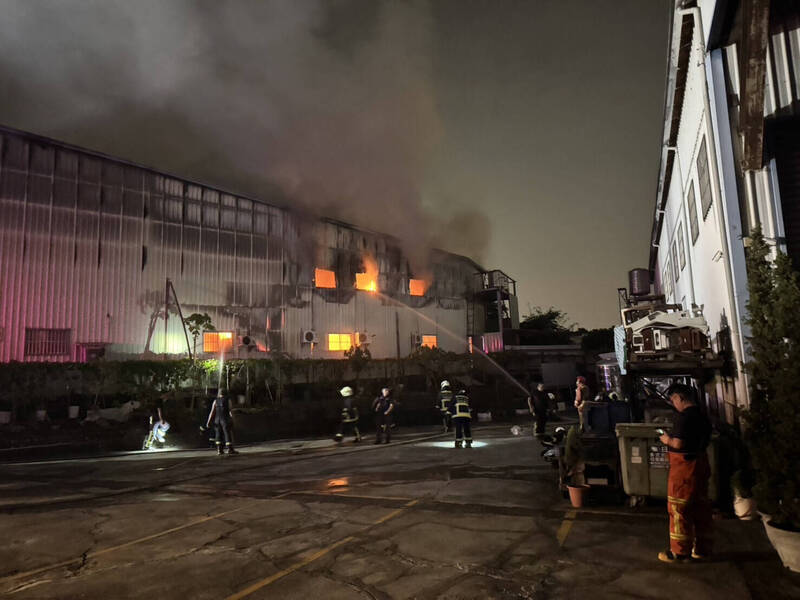 台中南屯区工厂晚间火警,猛烈火烟狂窜。(民众提供) 台中南屯区工厂晚间火警,猛烈火烟狂窜。(民众提供)