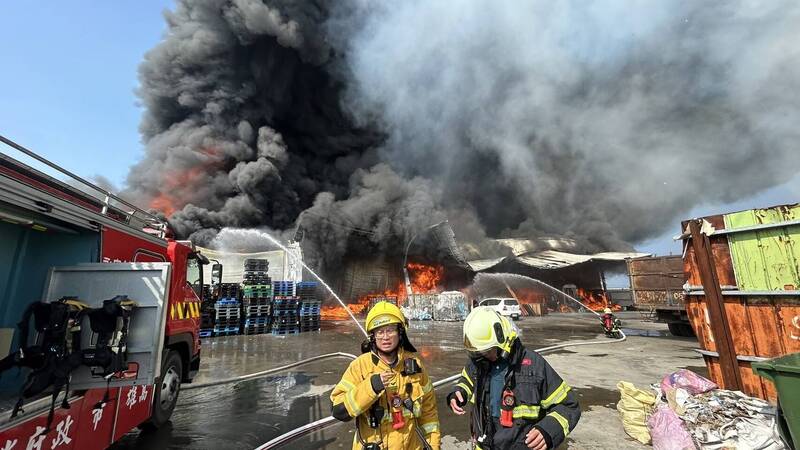 高雄永安区保安路一间存放塑胶粒仓库,今天上午9点多突然起火燃烧。(民众提供) 高雄永安区保安路一间存放塑胶粒仓库,今天上午9点多突然起火燃烧。(民众提供)