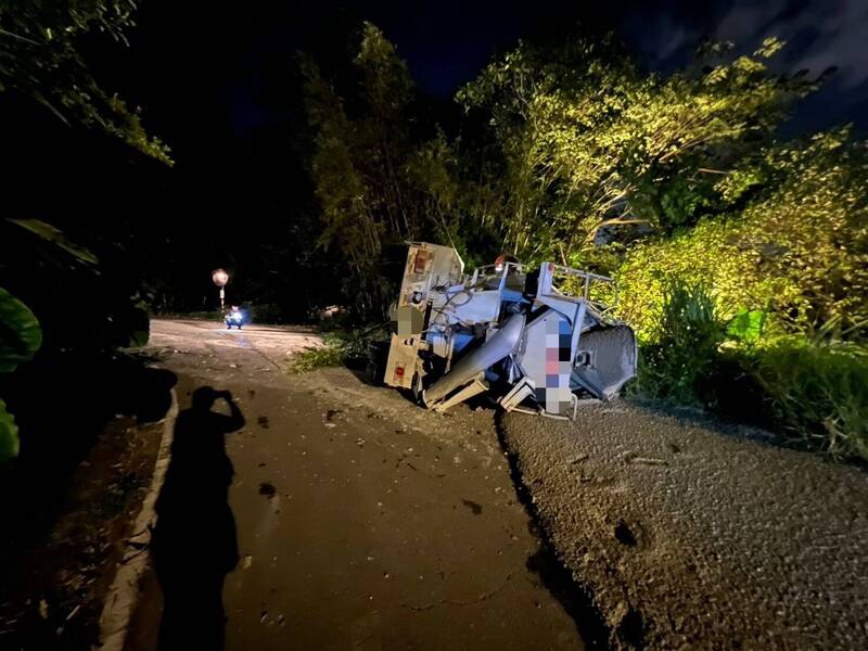 黄姓男子昨晚驾驶水泥预拌车,行经新北市新店金龙路时,疑因车速过快翻覆,导致水泥洒一地。(记者陆运锋翻摄) 黄姓男子昨晚驾驶水泥预拌车,行经新北市新店金龙路时,疑因车速过快翻覆,导致水泥洒一地。(记者陆运锋翻摄)