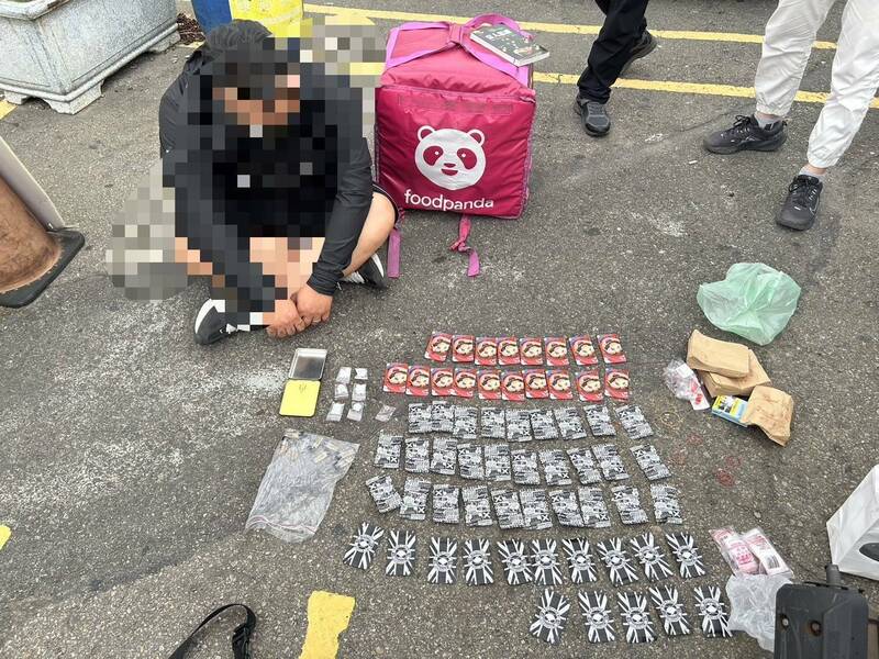 男子当外送员兼差贩卖丧尸烟弹,被查获在外送箱藏毒。(民众提供) 男子当外送员兼差贩卖丧尸烟弹,被查获在外送箱藏毒。(民众提供)