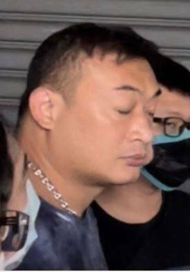 角头吴明达7月间在三温暖门口被枪击,今年8月间出院隔两天,就被检警搜索,在手机查扣与前女友刘君玲的性爱片被送办,争议不断。(记者吴仁捷翻摄) 角头吴明达7月间在三温暖门口被枪击,今年8月间出院隔两天,就被检警搜索,在手机查扣与前女友刘君玲的性爱片被送办,争议不断。(记者吴仁捷翻摄)