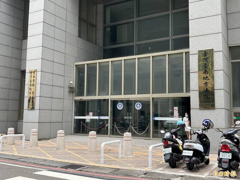 刘姓保母拿剪刀分剪受托女童要吃的面条,不慎剪到女童右手食指受伤造成指尖变形,台南地院民事庭判保母要赔近四十万元慰抚金与两周工作损失给女童及其父亲。(资料照,记者王俊忠摄) 刘姓保母拿剪刀分剪受托女童要吃的面条,不慎剪到女童右手食指受伤造成指尖变形,台南地院民事庭判保母要赔近四十万元慰抚金与两周工作损失给女童及其父亲。(资料照,记者王俊忠摄)