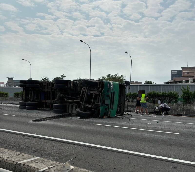 国道1号北向355.2公里高雄楠梓路段,今天下午发生货柜车翻车事故,目前仍在拖吊排除中,仅开放路肩通行,后方已回堵约6公里。(民众提供) 国道1号北向355.2公里高雄楠梓路段,今天下午发生货柜车翻车事故,目前仍在拖吊排除中,仅开放路肩通行,后方已回堵约6公里。(民众提供)