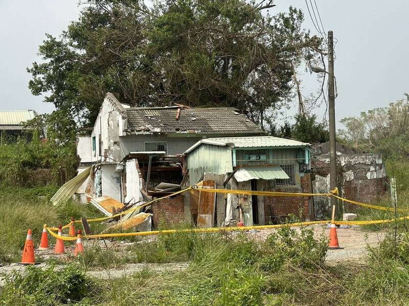 高市府执行拆迁作业,惊见屋主轻生身亡。(图由民众提供) 高市府执行拆迁作业,惊见屋主轻生身亡。(图由民众提供)