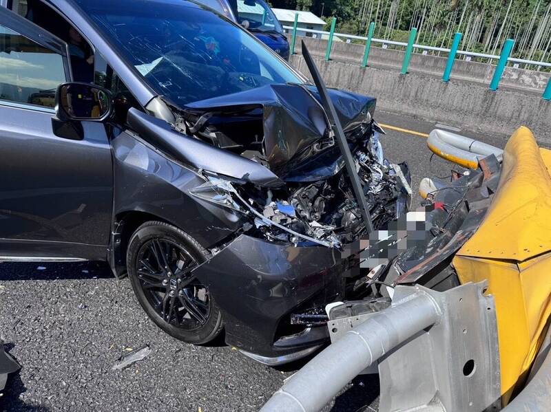 休旅车冲撞施工缓撞车,车头严重受损。(图由国道7队提供) 休旅车冲撞施工缓撞车,车头严重受损。(图由国道7队提供)