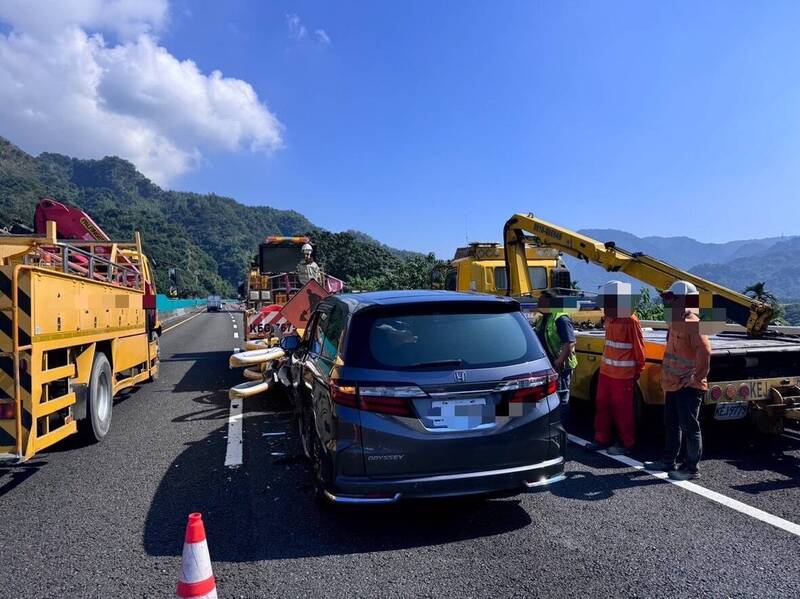 休旅车冲撞施工缓撞车事故,造成休旅车驾驶及2名乘客受伤送医救治。(图由国道7队提供) 休旅车冲撞施工缓撞车事故,造成休旅车驾驶及2名乘客受伤送医救治。(图由国道7队提供)