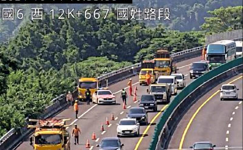 国道6号东行线国姓路段发生休旅车冲撞工程缓撞车事故,封闭外侧车道及路肩,车流一度回堵约1公里。(图撷自高公局国6监视器画面) 国道6号东行线国姓路段发生休旅车冲撞工程缓撞车事故,封闭外侧车道及路肩,车流一度回堵约1公里。(图撷自高公局国6监视器画面)