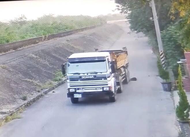 砂石车辗过小黑狗后直接开走。(撷取自影片) 砂石车辗过小黑狗后直接开走。(撷取自影片)