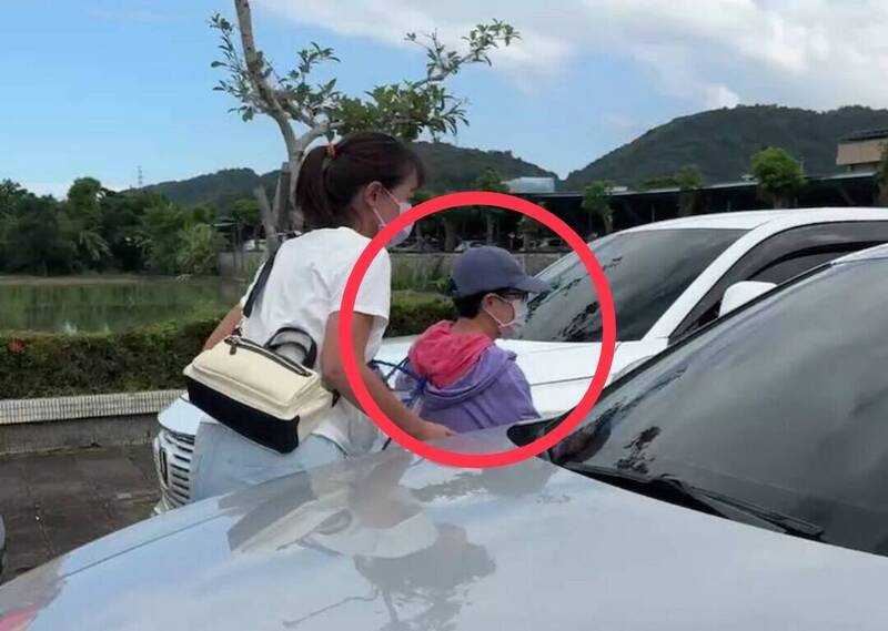 前国民党北市议员赖素如(红圈,戴帽者)走出宜兰监狱,搭上亲友的轿车离开。(图由民众提供) 前国民党北市议员赖素如(红圈,戴帽者)走出宜兰监狱,搭上亲友的轿车离开。(图由民众提供)