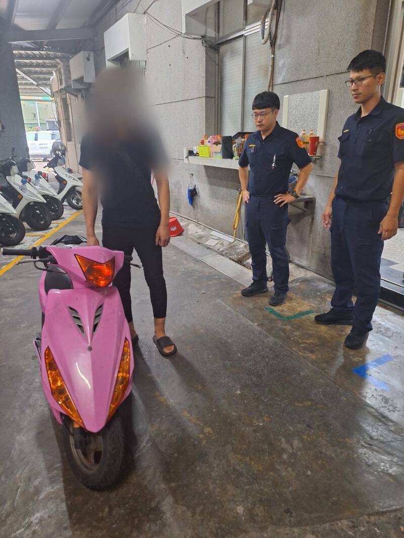 湖内警分局追缉13日凌晨疑似涉及封街尬车的犯嫌到案说明。(湖内警分局提供) 湖内警分局追缉13日凌晨疑似涉及封街尬车的犯嫌到案说明。(湖内警分局提供)