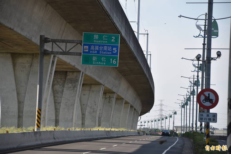 高雄路竹、阿莲两地13日凌晨分别发生封街尬车案件,图为高铁下的阿莲区莲仁路(省道台39线)。(记者苏福男摄) 高雄路竹、阿莲两地13日凌晨分别发生封街尬车案件,图为高铁下的阿莲区莲仁路(省道台39线)。(记者苏福男摄)