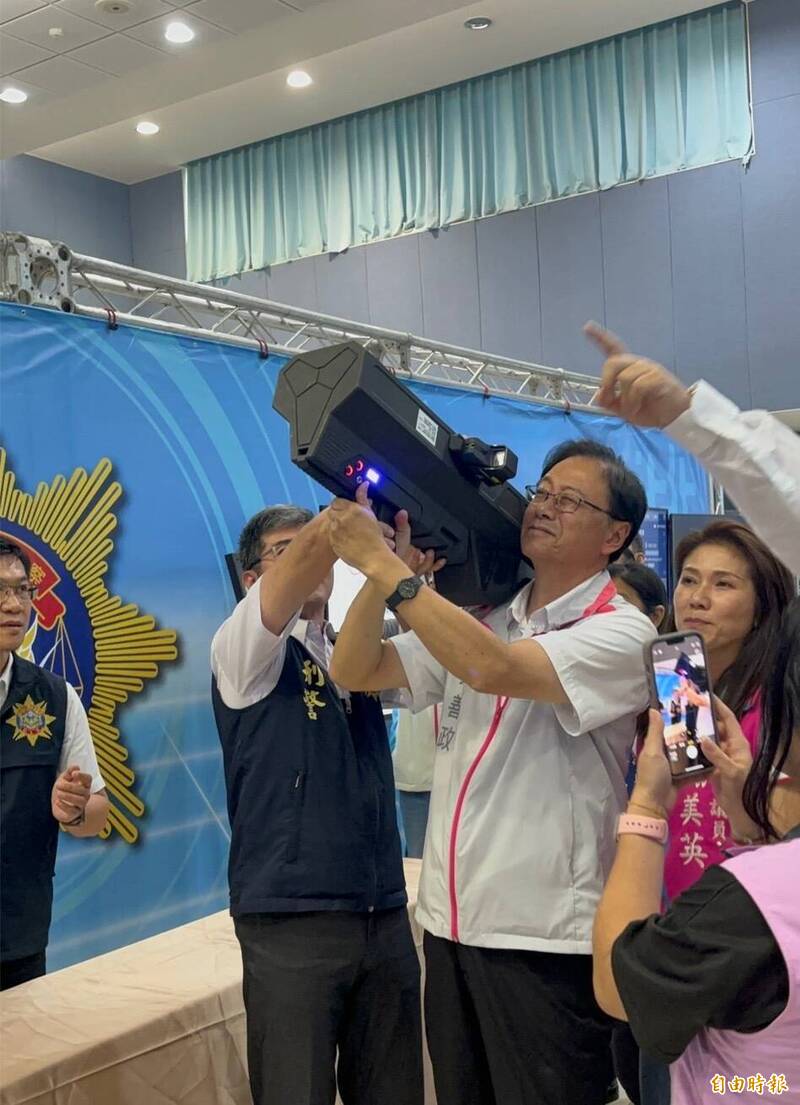 桃园市警局「数位科技战情中心」启用,桃园市长张善政现场操作警方购置的无人机干扰器。(记者余瑞仁摄) 桃园市警局「数位科技战情中心」启用,桃园市长张善政现场操作警方购置的无人机干扰器。(记者余瑞仁摄)