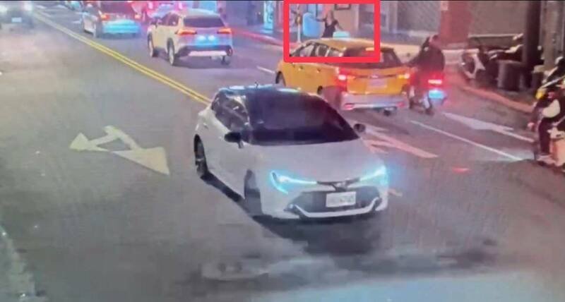 古女犯案后搭计程车去台北车站。(记者王冠仁翻摄) 古女犯案后搭计程车去台北车站。(记者王冠仁翻摄)