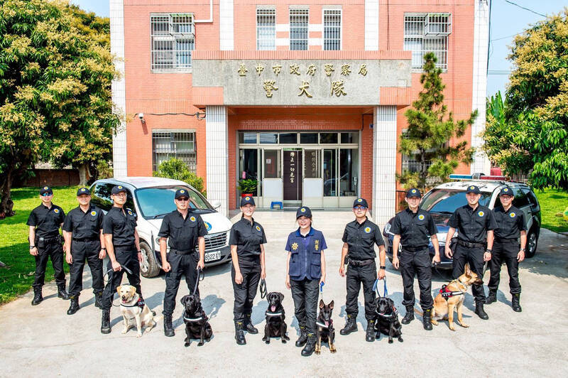 台中市警犬队初代女队长陈玉梅(中)不舍狗狗退休。(读者提供) 台中市警犬队初代女队长陈玉梅(中)不舍狗狗退休。(读者提供)