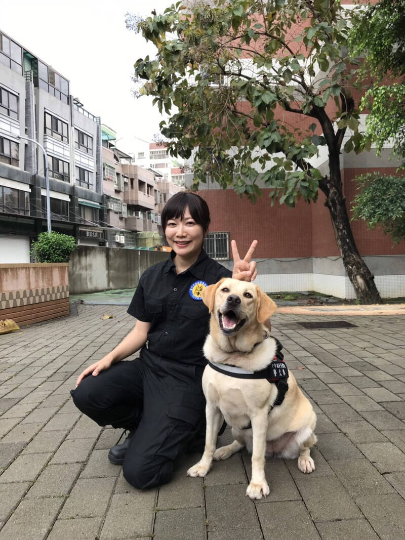 台中市警犬队初代女队长陈玉梅(左)与Pinky感情深厚。(读者提供) 台中市警犬队初代女队长陈玉梅(左)与Pinky感情深厚。(读者提供)