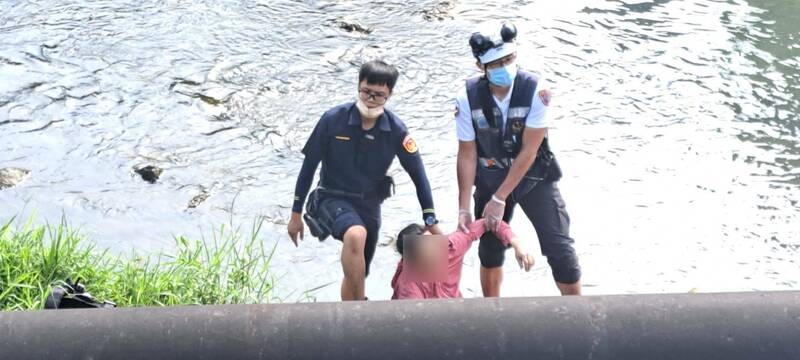 高雄唐女落水险被冲走,警消涉水救人,协助送医保命。(读者提供) 高雄唐女落水险被冲走,警消涉水救人,协助送医保命。(读者提供)