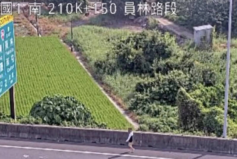 女子穿著白衣短裙走在国道1号员林段北向211K附近,当时正值上班时间,吓坏不少用路人。(翻摄自国道即时影像) 女子穿著白衣短裙走在国道1号员林段北向211K附近,当时正值上班时间,吓坏不少用路人。(翻摄自国道即时影像)