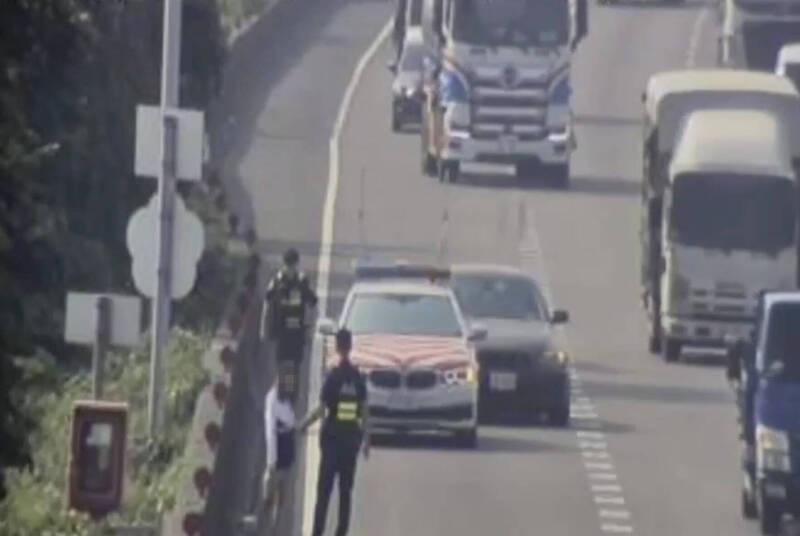 国道警方获报,立即驱车前往将女子拦下。(翻摄自国道即时影像) 国道警方获报,立即驱车前往将女子拦下。(翻摄自国道即时影像)
