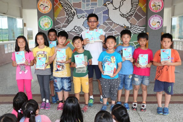 和顺国小老师林颖慧指导学生写作投稿,将作品集结成册发表。(记者林宜樟翻摄) 和顺国小老师林颖慧指导学生写作投稿,将作品集结成册发表。(记者林宜樟翻摄)