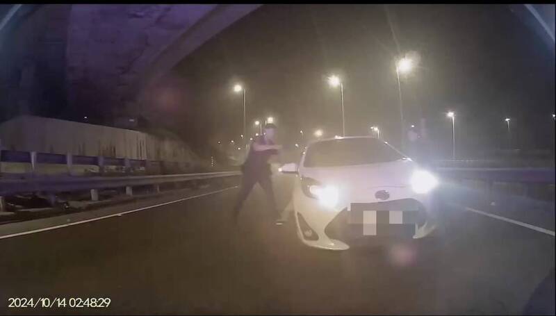 员警拔枪喝令驾驶下车受检遭拒,破窗将她拉出车外。(民众提供) 员警拔枪喝令驾驶下车受检遭拒,破窗将她拉出车外。(民众提供)