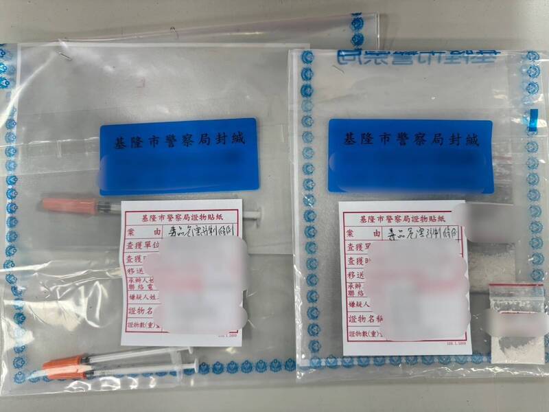 梁姓男子遗失随身背包被民众寻获,警方翻找包内证件时,查获梁持有注射针筒与安非他命粉末。(记者林嘉东翻摄) 梁姓男子遗失随身背包被民众寻获,警方翻找包内证件时,查获梁持有注射针筒与安非他命粉末。(记者林嘉东翻摄)