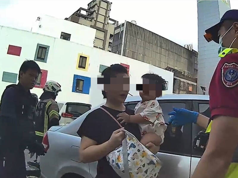 轿车自动上锁1岁儿受困,母惊吓同意警、消使用警棍破窗救援。(记者李容萍翻摄) 轿车自动上锁1岁儿受困,母惊吓同意警、消使用警棍破窗救援。(记者李容萍翻摄)