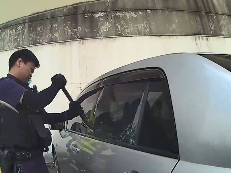 轿车自动上锁1岁儿受困,母惊吓同意警、消使用警棍破窗救援。(记者李容萍翻摄) 轿车自动上锁1岁儿受困,母惊吓同意警、消使用警棍破窗救援。(记者李容萍翻摄)