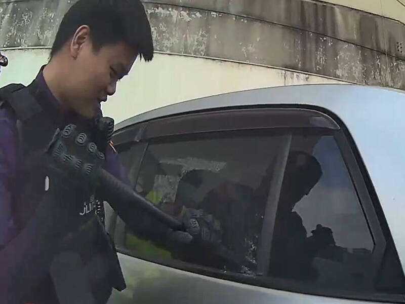 轿车自动上锁1岁儿受困,母惊吓同意警、消使用警棍破窗救援。(记者李容萍翻摄) 轿车自动上锁1岁儿受困,母惊吓同意警、消使用警棍破窗救援。(记者李容萍翻摄)