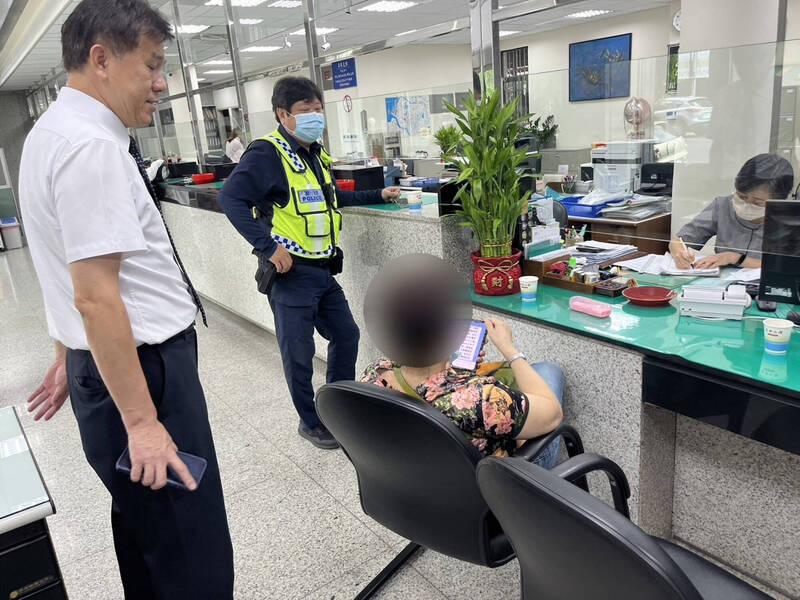 警方三度阻诈,妇人终于打消汇款念头。(警方提供) 警方三度阻诈,妇人终于打消汇款念头。(警方提供)