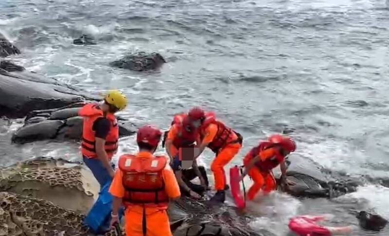 陈姓男子今天上午被发现大武仑海域载浮载沉,海巡官兵使用动力救生圈驰援,平安将他救回岸上送医救治。 (记者林嘉东翻摄) 陈姓男子今天上午被发现大武仑海域载浮载沉,海巡官兵使用动力救生圈驰援,平安将他救回岸上送医救治。 (记者林嘉东翻摄)