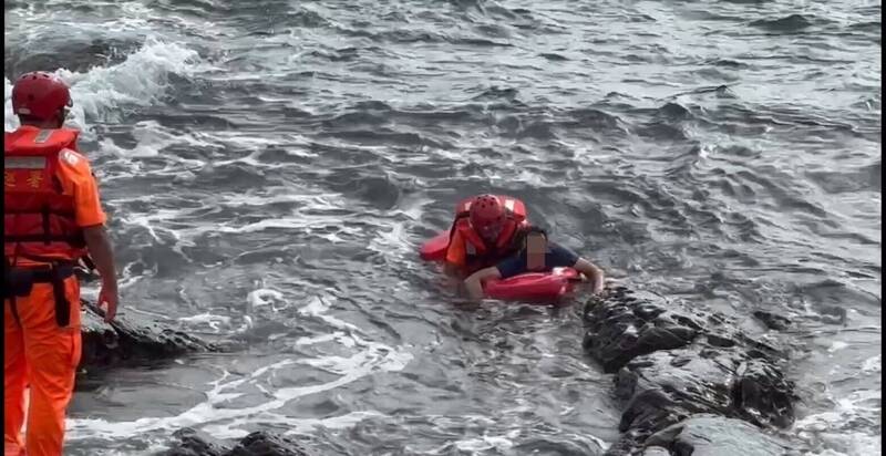 陈姓男子今天上午被发现大武仑海域载浮载沉,海巡官兵使用动力救生圈驰援,平安将他救回岸上送医救治。 (记者林嘉东翻摄) 陈姓男子今天上午被发现大武仑海域载浮载沉,海巡官兵使用动力救生圈驰援,平安将他救回岸上送医救治。 (记者林嘉东翻摄)