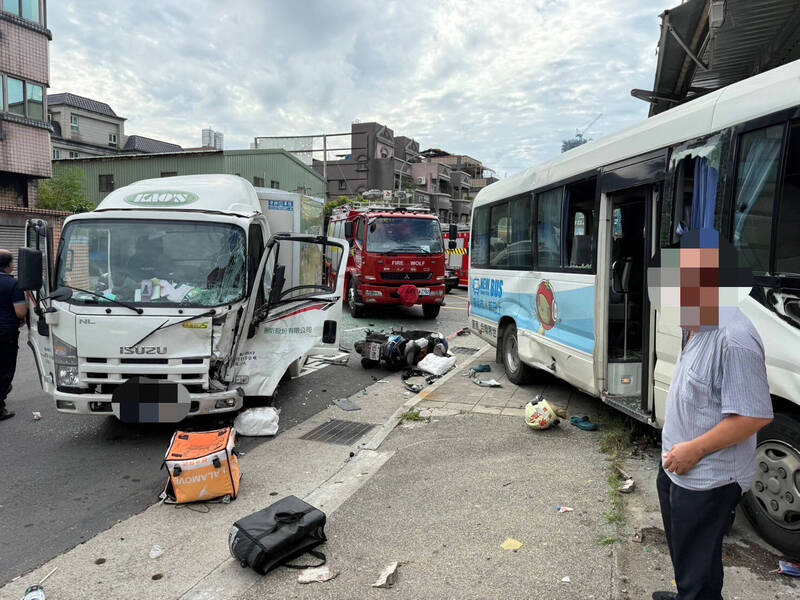 新北市林口一辆货车今天下午冲撞免费公车,酿成七人受伤,车祸肇因及责任归属,仍待进一步调查厘清。(记者吴仁捷翻摄) 新北市林口一辆货车今天下午冲撞免费公车,酿成七人受伤,车祸肇因及责任归属,仍待进一步调查厘清。(记者吴仁捷翻摄)