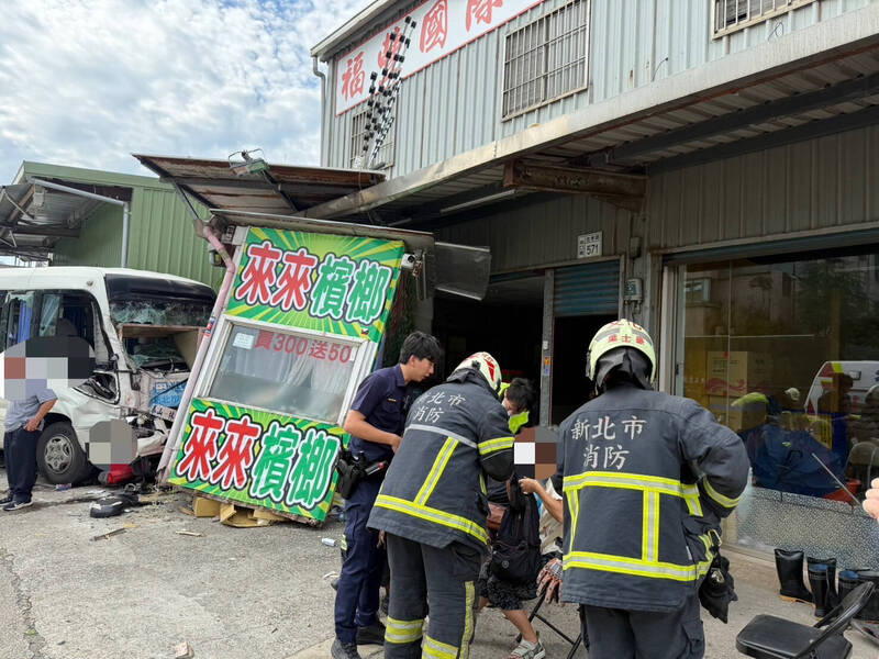 新北市林口一辆货车今天下午冲撞免费公车,酿成七人受伤,车祸肇因及责任归属,仍待进一步调查厘清。(记者吴仁捷翻摄) 新北市林口一辆货车今天下午冲撞免费公车,酿成七人受伤,车祸肇因及责任归属,仍待进一步调查厘清。(记者吴仁捷翻摄)