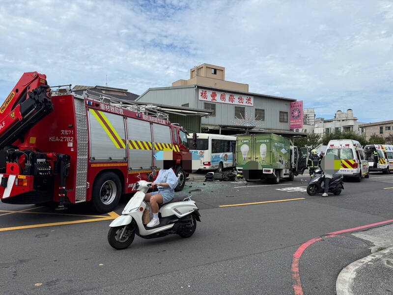 新北市林口一辆货车今天下午冲撞免费公车,酿成七人受伤,车祸肇因及责任归属,仍待进一步调查厘清。(记者吴仁捷翻摄) 新北市林口一辆货车今天下午冲撞免费公车,酿成七人受伤,车祸肇因及责任归属,仍待进一步调查厘清。(记者吴仁捷翻摄)