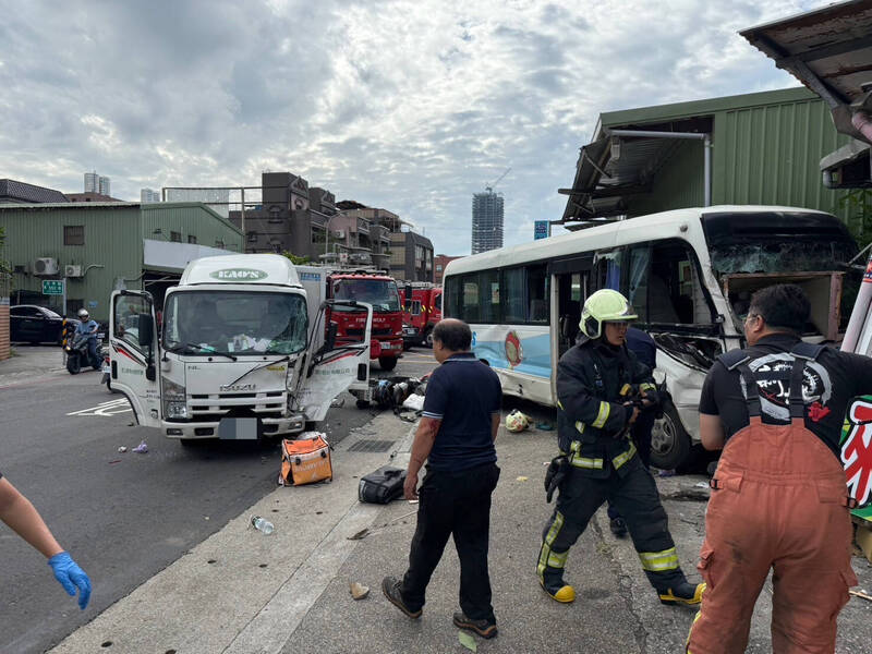 新北市林口一辆货车今天下午冲撞免费公车,酿成七人受伤,车祸肇因及责任归属,仍待进一步调查厘清。(记者吴仁捷翻摄) 新北市林口一辆货车今天下午冲撞免费公车,酿成七人受伤,车祸肇因及责任归属,仍待进一步调查厘清。(记者吴仁捷翻摄)