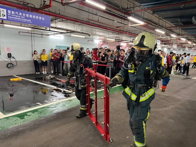 台北市消防局今天在市民大道地下停车场举办电动车火警防灾演练。(记者姚岳宏翻摄) 台北市消防局今天在市民大道地下停车场举办电动车火警防灾演练。(记者姚岳宏翻摄)