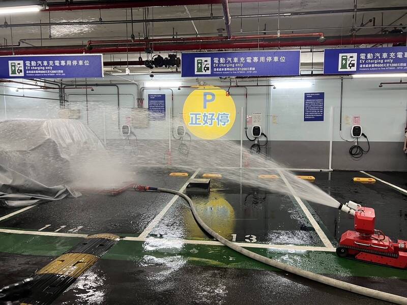 台北市消防局今天在市民大道地下停车场举办电动车火警防灾演练。(记者姚岳宏翻摄) 台北市消防局今天在市民大道地下停车场举办电动车火警防灾演练。(记者姚岳宏翻摄)