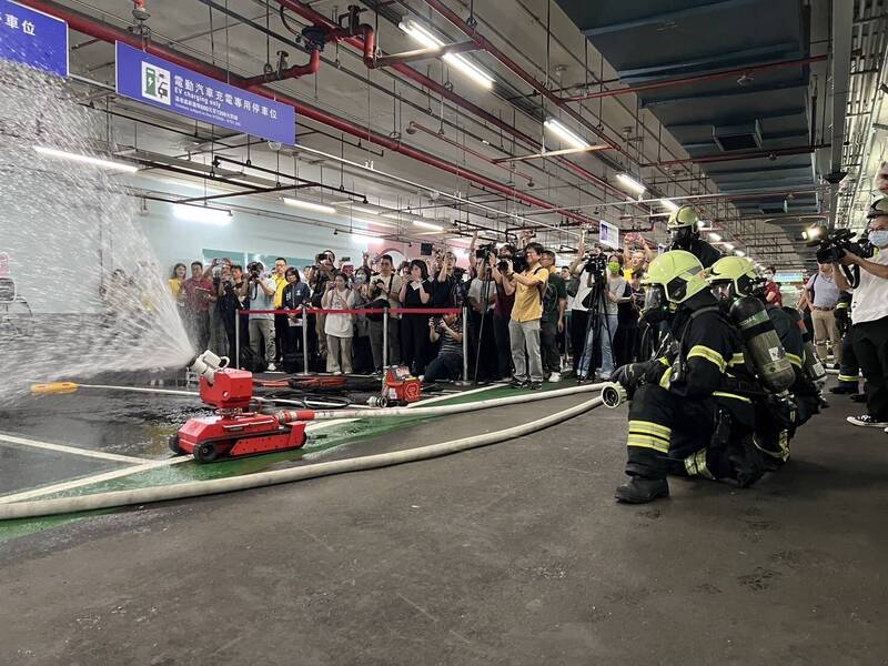 台北市消防局使用低压细水雾等设备处理电动车火警。(记者姚岳宏翻摄) 台北市消防局使用低压细水雾等设备处理电动车火警。(记者姚岳宏翻摄)