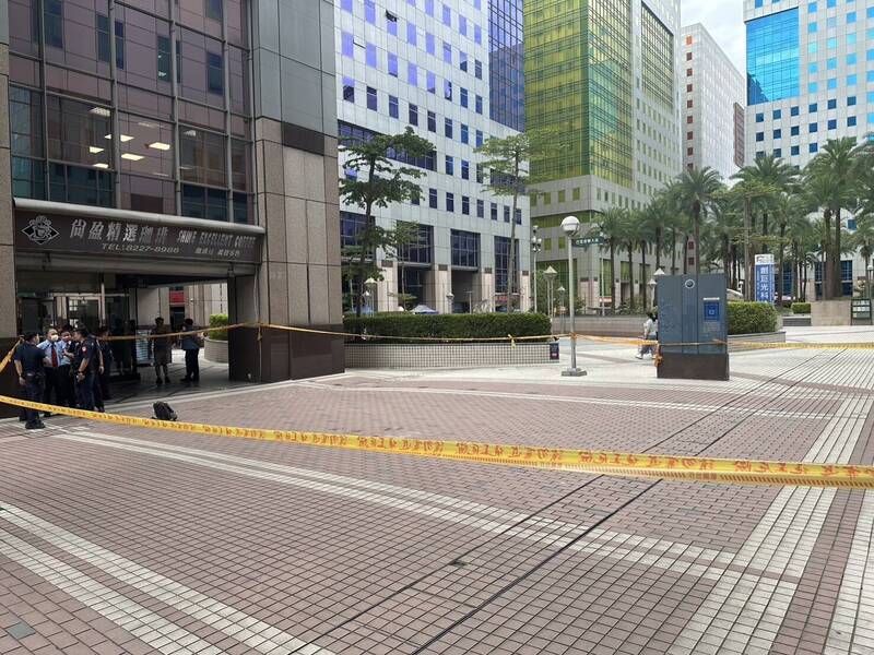 冯男今天下午从新北市中和远东世纪广场商业大楼坠落,当场失去呼吸心跳,紧急送医抢救仍宣告不治。(记者陆运锋翻摄) 冯男今天下午从新北市中和远东世纪广场商业大楼坠落,当场失去呼吸心跳,紧急送医抢救仍宣告不治。(记者陆运锋翻摄)