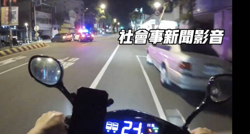 中坜警方凌晨街头拦捕伪造车牌改装车辆,二度上演警匪街头追逐战,。(图取自「社会事新闻影音」社群) 中坜警方凌晨街头拦捕伪造车牌改装车辆,二度上演警匪街头追逐战,。(图取自「社会事新闻影音」社群)