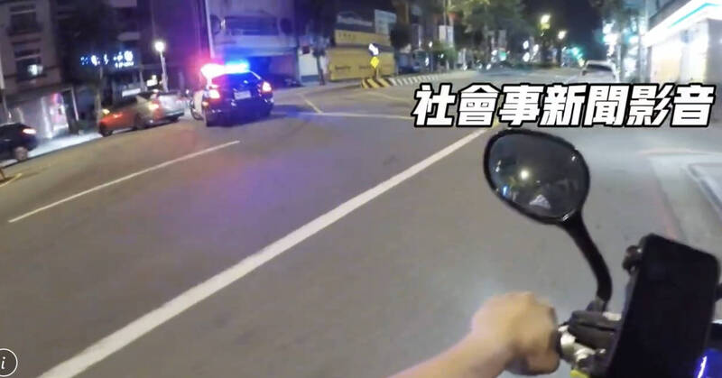 中坜警方凌晨街头拦捕伪造车牌改装车辆,二度上演警匪街头追逐战,。(图取自「社会事新闻影音」社群) 中坜警方凌晨街头拦捕伪造车牌改装车辆,二度上演警匪街头追逐战,。(图取自「社会事新闻影音」社群)