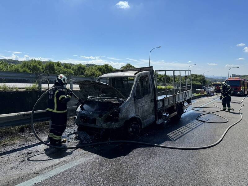 国1高速公路今天上午11点13分发生火烧车,1辆小货车失火陷入火海,消防人员灭火后,货车车头几乎全毁。(图,国道公路警察局提供) 国1高速公路今天上午11点13分发生火烧车,1辆小货车失火陷入火海,消防人员灭火后,货车车头几乎全毁。(图,国道公路警察局提供)
