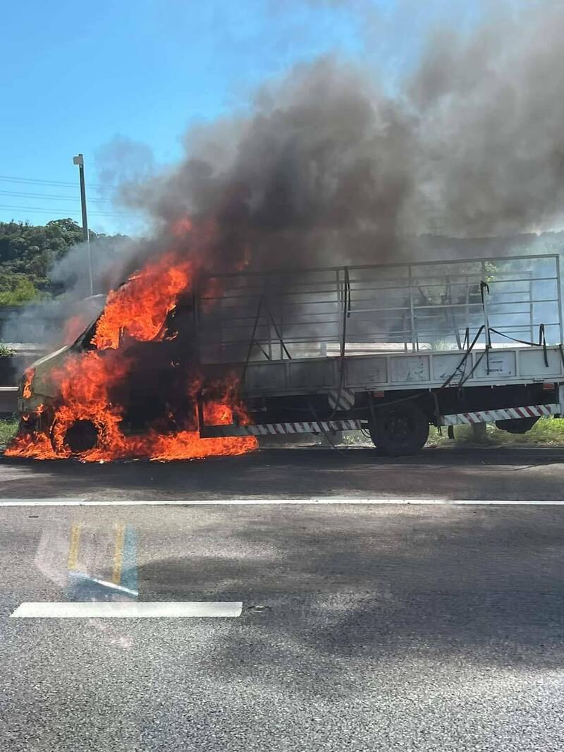国1高速公路今天上午11点13分发生火烧车,1辆小货车失火陷入火海。(图,国道公路警察局提供) 国1高速公路今天上午11点13分发生火烧车,1辆小货车失火陷入火海。(图,国道公路警察局提供)