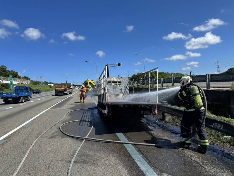 国1高速公路今天上午11点13分发生火烧车,1辆小货车失火陷入火海,桃园市消防局获报盼浅消防人员到场灭火。(图,国道公路警察局提供)(记者余瑞仁摄) 国1高速公路今天上午11点13分发生火烧车,1辆小货车失火陷入火海,桃园市消防局获报盼浅消防人员到场灭火。(图,国道公路警察局提供)(记者余瑞仁摄)